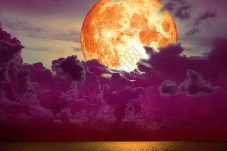 超级满月的满月回洋面上流着紫红云背景图片