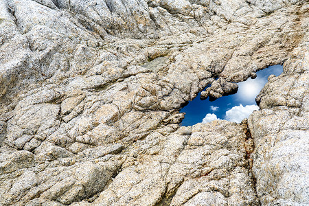 绿洲是沙漠中一片平淡的绿绿地岩石砂岩天空地下水湖泊爬坡蓝色山脉环境旅行背景图片