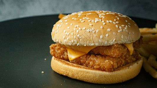黑盘上的双重汉堡鱼 以换取食物含量汉堡棕色胸脯芝士午餐小吃面包薯条牛肉包子背景图片