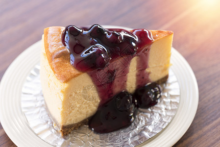 三角形蛋糕白盘上自制蓝莓纽约芝士蛋糕糕点食物生日美食桌子乡村奶油香菜甜点三角形背景