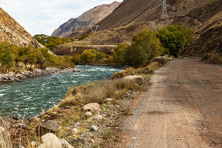 河床吉尔吉斯斯坦河森林山沟土地砂岩风景地质学全景峡谷地标远足背景