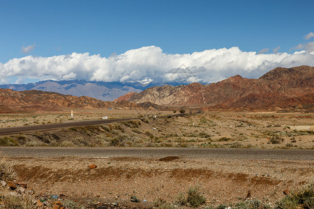 路过吉尔吉斯斯坦伊塞克库尔地区的365条公路天空石头草原风景旅行阳光岩石远足路线太阳背景图片