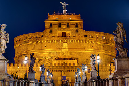 罗马热科咆哮着罗马的路灯高清图片