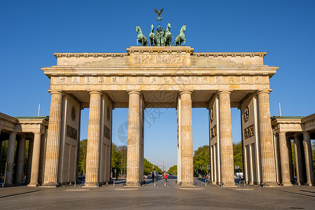 柏林勃兰登堡门阳光纪念碑游客历史性地方观光全景雕像建筑地标背景