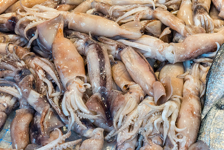 拟在市场上出售的鱿鱼生的高清图片素材