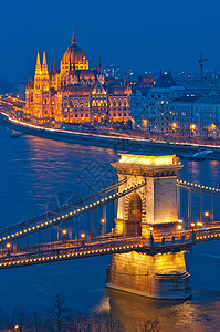 匈牙利布达佩斯的全景 连环桥和议会都如此首都景观蓝色天空历史建筑夜生活历史性建筑学遗产背景