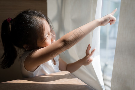探讨亚洲儿童观看和点点所推理的概念窗户女孩童年背景图片