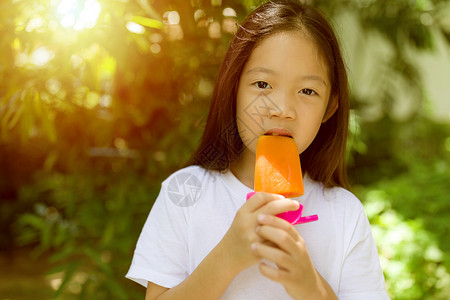 亚洲儿童在热夏日吃冰冰淇淋背景图片