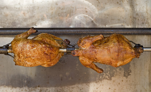 两只鸡在吐口水上烤烤鸡背景图片