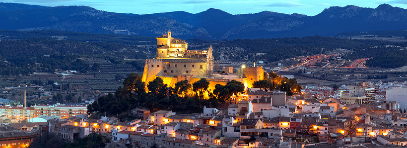 城市景观和城堡全景 西班牙穆尔西亚附近的朝圣地 世界5大圣城之一背景图片