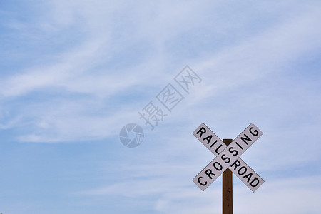 蓝色天空背景的铁路过桥标志危险信号警告铁路旅行白色交通运输安全火车背景图片