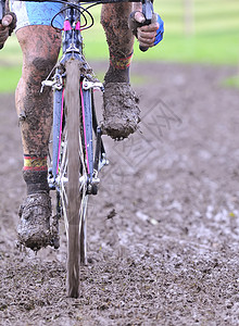 赛场泥泥泥的自行车链轮子自行车挑战赛车手运动竞争越野赛速度竞赛运动员背景图片