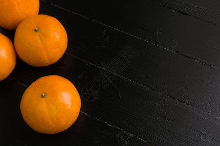 橙色背景  橙色  黑色木制背景上的橙色木头水果背景图片