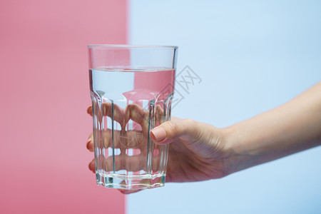 净化水玻璃器皿透明的高清图片