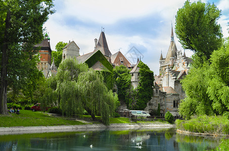 天鹅城堡Vajdahunyad城堡与湖泊在匈牙利布达佩斯市公园背景
