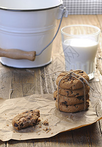 自己做的饼干牛奶甜点早餐玻璃乡村小吃巧克力食物芯片棕色背景图片