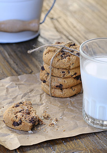 自己做的饼干乡村牛奶早餐芯片食物棕色玻璃巧克力小吃甜点背景图片