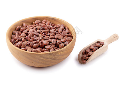 白底孤立的木碗中的一粒小豆子烹饪营养种子眼睛宏观木头工作室食物花斑豆子背景图片