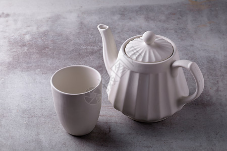 水泥板茶壶奶油 杯和酱汁厨房制品桌子餐厅奢华奶精飞碟陶器纺织品花瓶背景图片