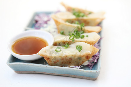 Gyoza 青沙午餐竹子烹饪营养美食饺子盘子餐厅食物油炸暗淡高清图片素材