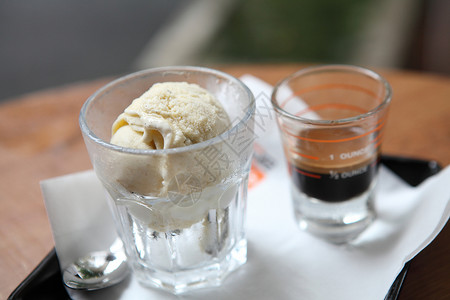 手绘饮料冰淇淋咖啡加冰淇淋木头甜点饮料桌子食物玻璃杯子制品盘子奶油背景