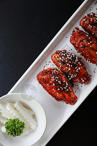 韩国炸鸡和大米炙烤家禽烧烤辣椒餐厅午餐烹饪盘子翅膀美食健康高清图片素材