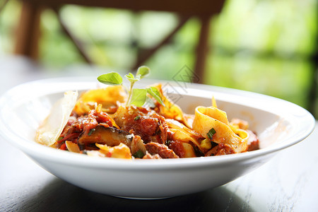 Fettuccine 香肠e食物面条用餐桌子奶油美食牛肉肉丸香菜草本植物背景图片