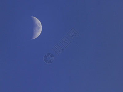 白天的月亮天空日光蓝色背景图片