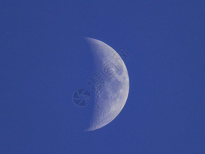 白天的月亮日光蓝色天空背景图片