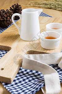 含茶杯的木质纹理切割板块闲暇白色粮食稻草棕色切割板蓝色木材杯子木头背景图片