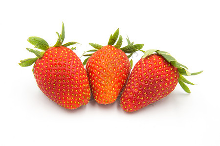 三个草莓放在白色的底部背景图片