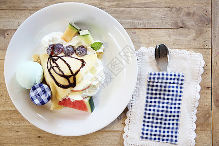 金赖瓜带水果的大便蛋糕营养木头饼子服务盘子浆果煎饼面糊早餐烹饪背景