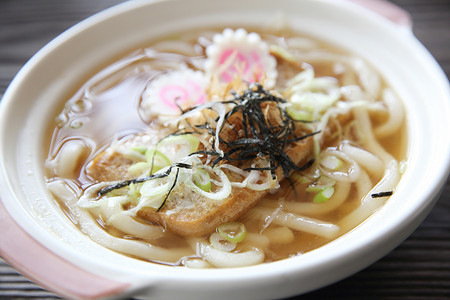 日本食品乌冬面拉面桌子煮沸餐具粮食筷子面条韭葱食物盘子店铺背景图片