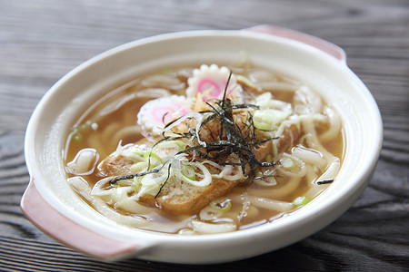 日本食品乌冬面拉面面条煮沸食物店铺豆腐盘子韭葱餐具筷子桌子背景图片