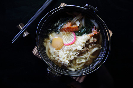 日元日本食物日本食品菠菜烹饪对虾餐厅午餐面条火锅洋葱美食盘子背景图片