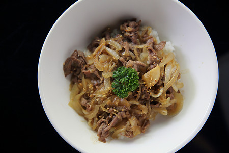 京敦牛肉碗日本菜盘子文化生活美食大学餐厅白色食物蔬菜午餐背景图片