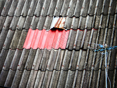 旧屋顶上的红锌图片素材