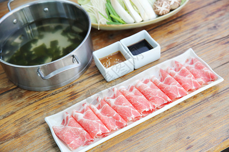 牛肉shabu shabu牛肉烹饪美食蔬菜餐厅食物白色用餐盘子红色猪肉高清图片素材