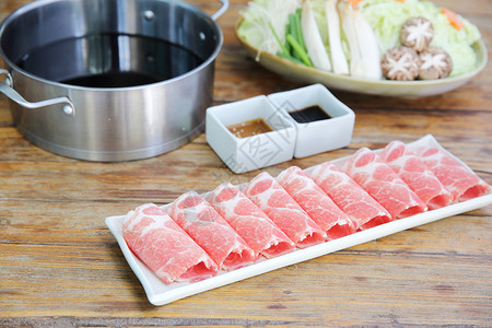 牛肉shabu shabu美食用餐红色食物烹饪盘子餐厅蔬菜白色牛肉生的高清图片素材