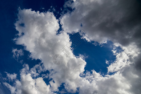 欧洲大陆白天蓝天上常有春季云 近距离拍摄 没有过滤器的宽角镜头气候气象天空天顶阳光天气柔软度蓝色气氛空气背景图片