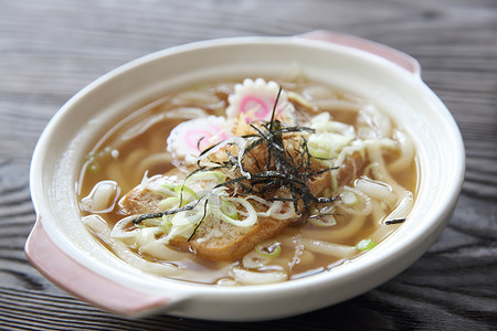 日本食品乌冬面拉面筷子豆腐桌子面条煮沸粮食蔬菜餐具店铺韭葱背景图片
