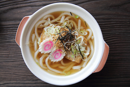日本食品乌冬面拉面蔬菜煮沸盘子筷子食物韭葱面条餐具豆腐粮食背景图片