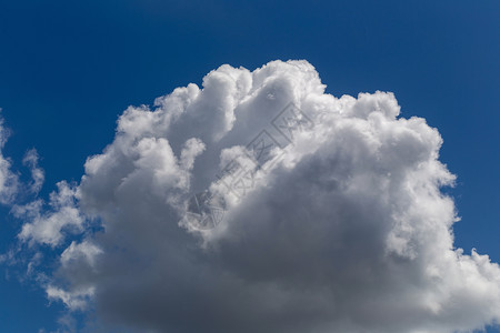 蓝色天空中的白毛云气氛天气飞行云景地平线时间天堂多云白色背景图片