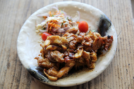 木本底的格里尔德鸡木头油炸小吃烹饪大豆沙拉沙爹蔬菜盘子水果背景图片