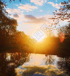 春天日落在河上森林池塘天空公园环境蓝色树木反射季节冬天高清图片素材
