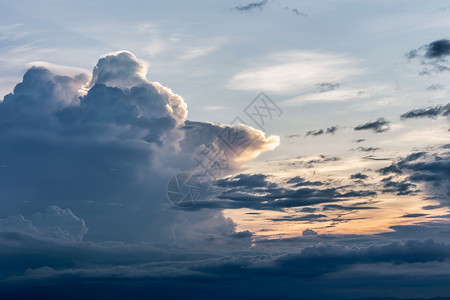 在雨前和雨前 用暴云来拉长戏剧般的天空气氛气象天气气候蓝色风暴环境飓风力量戏剧性背景图片