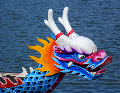 台湾传统龙船台湾遗产传奇涟漪文化橙子驳船神话红色蓝色怪物背景图片