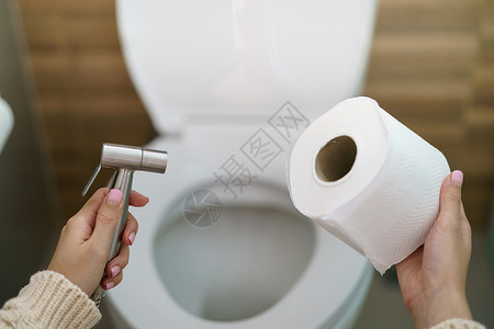 女人做一个选择 管子淋浴或卫生纸房间浴室龙头装饰座位卫生金属水龙头设备洗手间背景图片