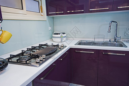 在豪华公寓的现代厨房炙烤展示厅风格门把手热板炉灶气环装饰台面煤气灶背景图片