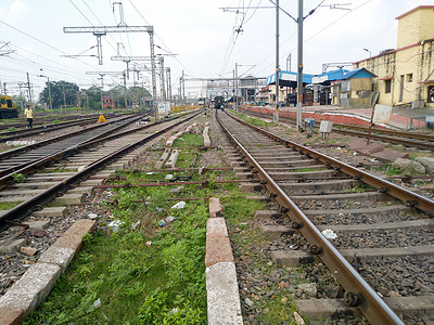 城际线白天在 Howrah 车站车棚区 从火车站站台附近的铁轨枕木看印度铁路轨道的低角度视图 加尔各答 印度 南亚太平洋地区 2020背景